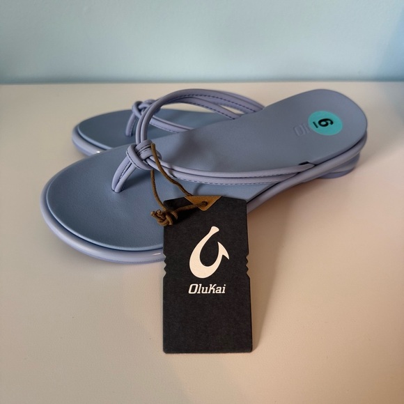 NWT OluKai Women’s Aka Cloud Blue Flip Flop Size 6 Sandals - Picture 1 of 8